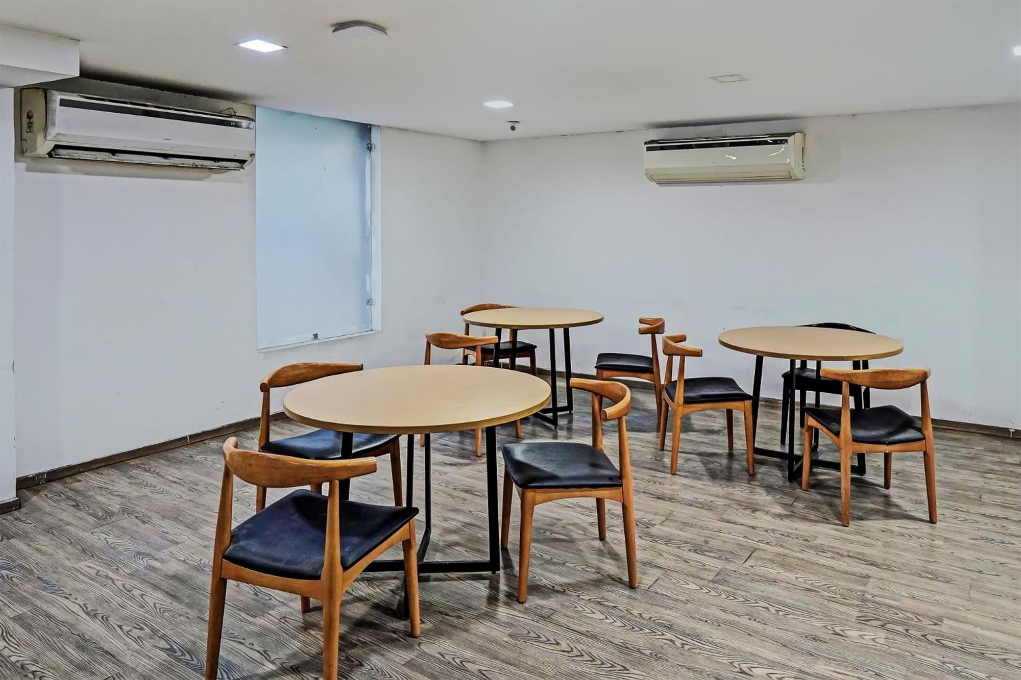 Collection O White Saffron Near Rohini Sector 18 Metro Station Hotel Delhi  Exterior photo
